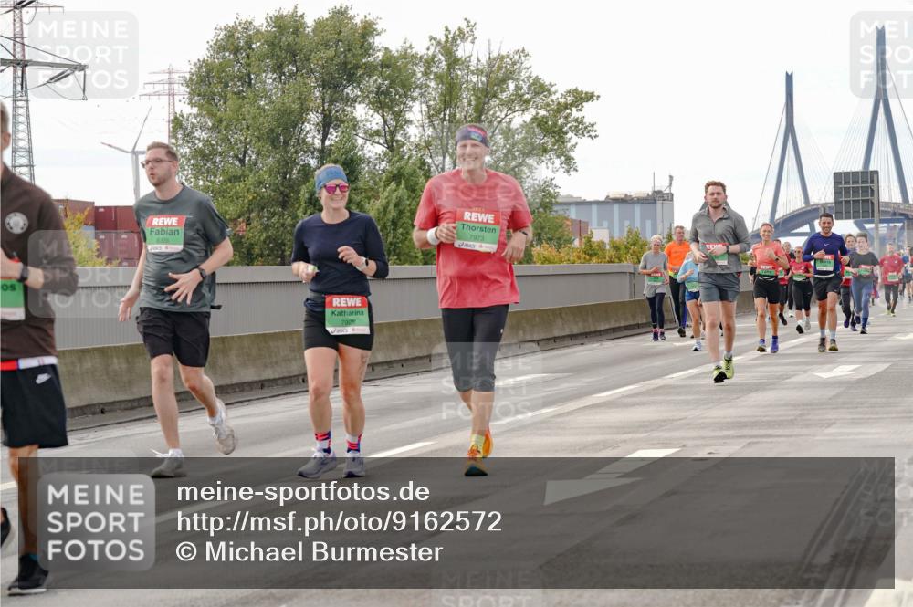 03.10.2025 - Köhlbrandbrückenlauf Michael Burmester http://msf.ph/oto/9162572 03.10.2025 16:06:20 Position 3 8326, 7928, 7973 meine-sportfotos.de