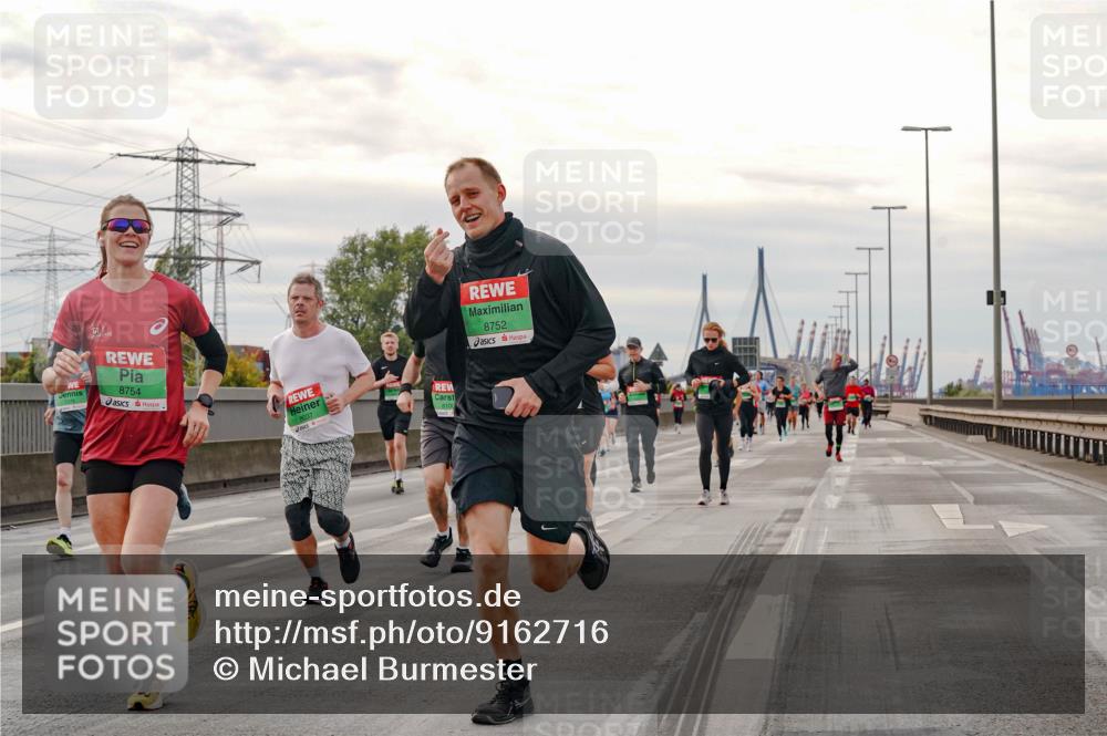 03.10.2025 - Köhlbrandbrückenlauf Michael Burmester http://msf.ph/oto/9162716 03.10.2025 16:07:17 Position 3 8754, 8100, 8752 meine-sportfotos.de