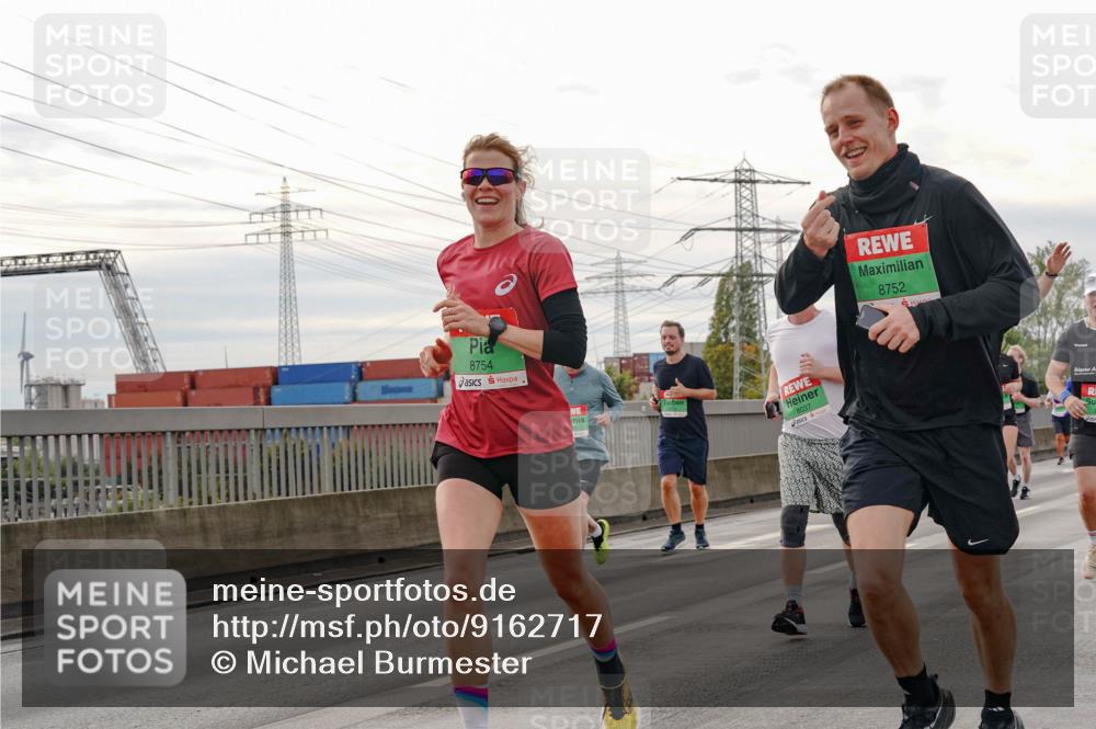 03.10.2025 - Köhlbrandbrückenlauf Michael Burmester http://msf.ph/oto/9162717 03.10.2025 16:07:18 Position 3 8754, 8037, 8752 meine-sportfotos.de