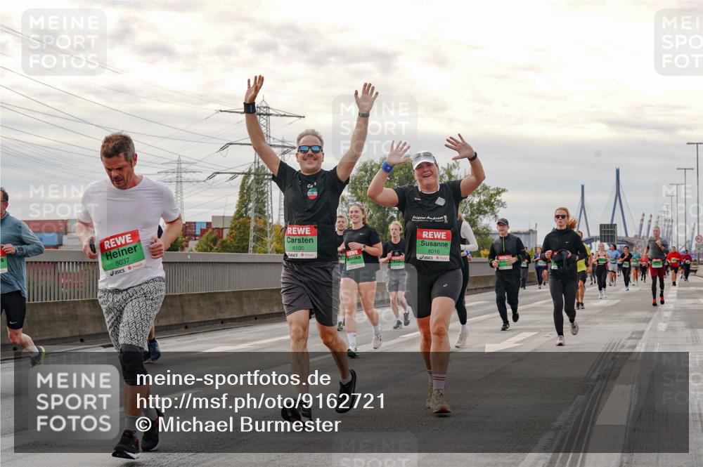 03.10.2025 - Köhlbrandbrückenlauf Michael Burmester http://msf.ph/oto/9162721 03.10.2025 16:07:19 Position 3 8037, 8100, 8016 meine-sportfotos.de