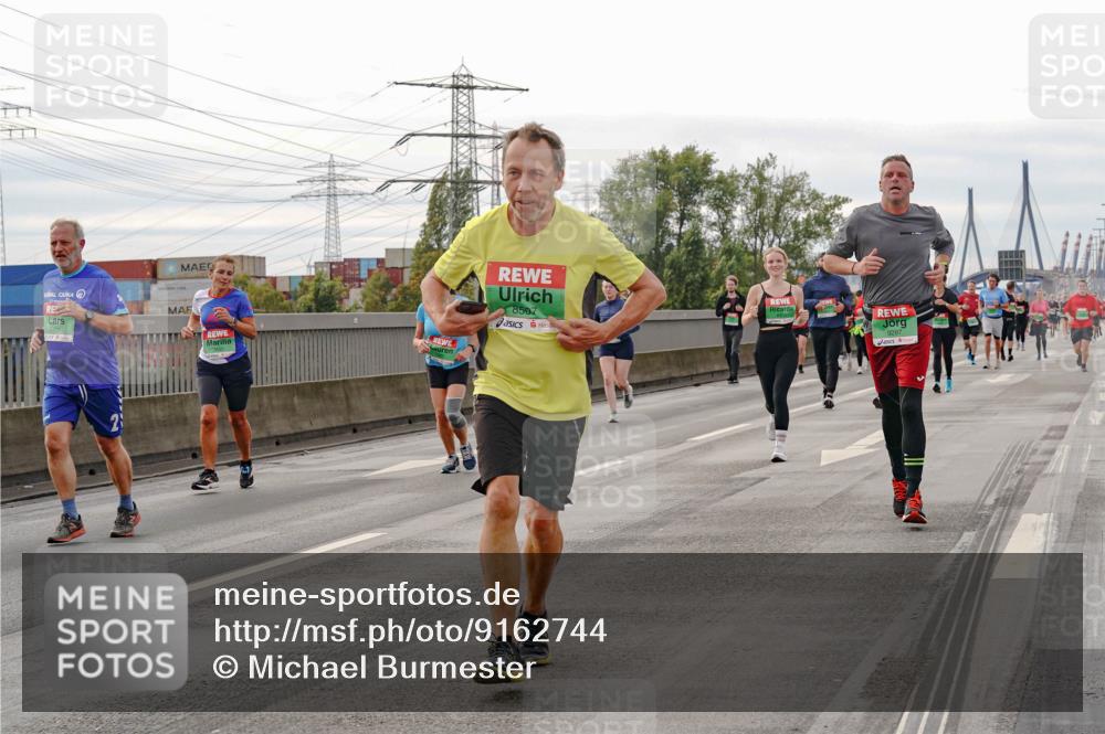 03.10.2025 - Köhlbrandbrückenlauf Michael Burmester http://msf.ph/oto/9162744 03.10.2025 16:07:28 Position 3 111, 8507, 9297 meine-sportfotos.de