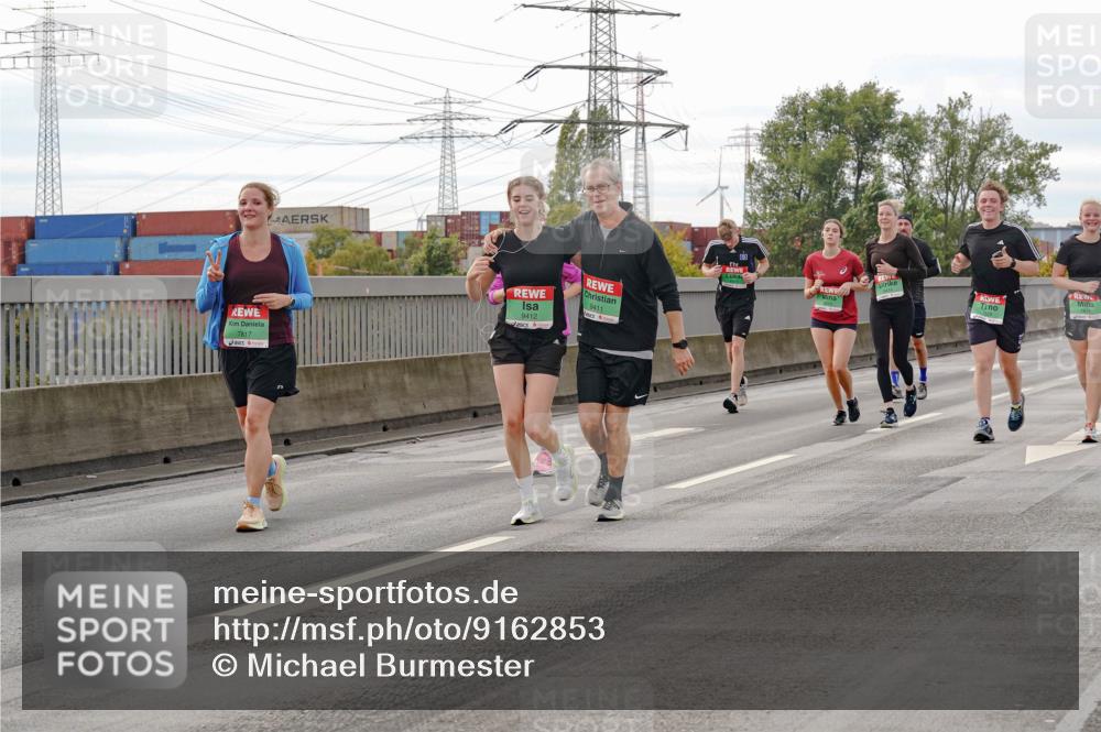 03.10.2025 - Köhlbrandbrückenlauf Michael Burmester http://msf.ph/oto/9162853 03.10.2025 16:08:01 Position 3 7817, 9412, 9411 meine-sportfotos.de