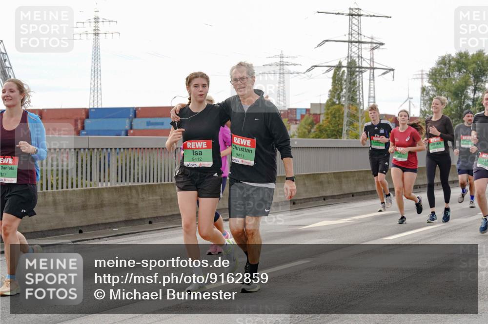 03.10.2025 - Köhlbrandbrückenlauf Michael Burmester http://msf.ph/oto/9162859 03.10.2025 16:08:03 Position 3 817, 9412, 9411 meine-sportfotos.de