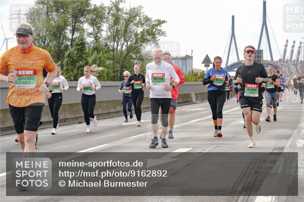 03.10.2025 - Köhlbrandbrückenlauf Michael Burmester http://msf.ph/oto/9162892 03.10.2025 16:08:13 Position 3 8287, 7940, 9283, 1998 meine-sportfotos.de