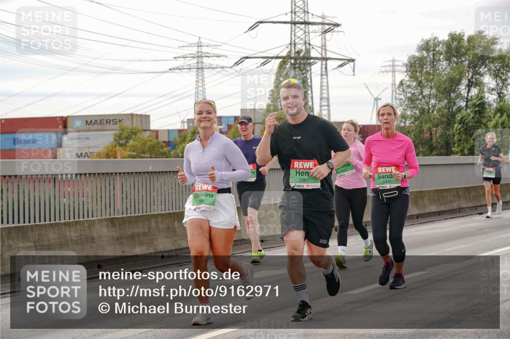 03.10.2025 - Köhlbrandbrückenlauf Michael Burmester http://msf.ph/oto/9162971 03.10.2025 16:08:42 Position 3 7981, 8000, 8430 meine-sportfotos.de