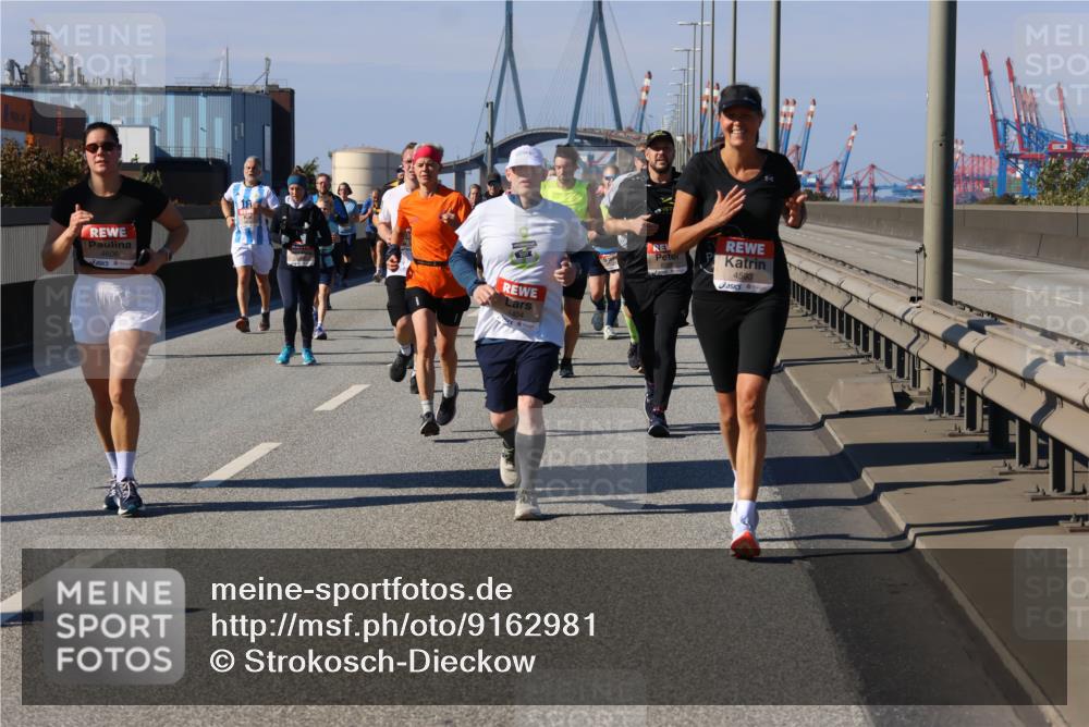 03.10.2025 - Köhlbrandbrückenlauf Strokosch-Dieckow http://msf.ph/oto/9162981 03.10.2025 12:59:56 Position 3 4606, 4404, 4593 meine-sportfotos.de