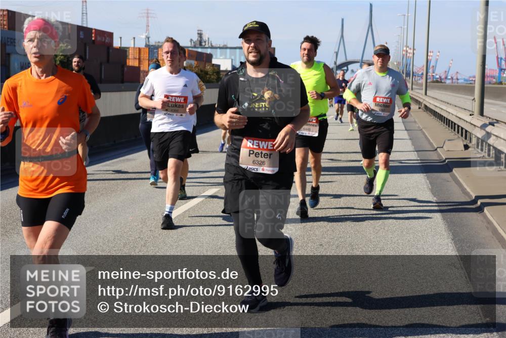 03.10.2025 - Köhlbrandbrückenlauf Strokosch-Dieckow http://msf.ph/oto/9162995 03.10.2025 13:00:01 Position 3 4366, 6326, 6445, 6301 meine-sportfotos.de