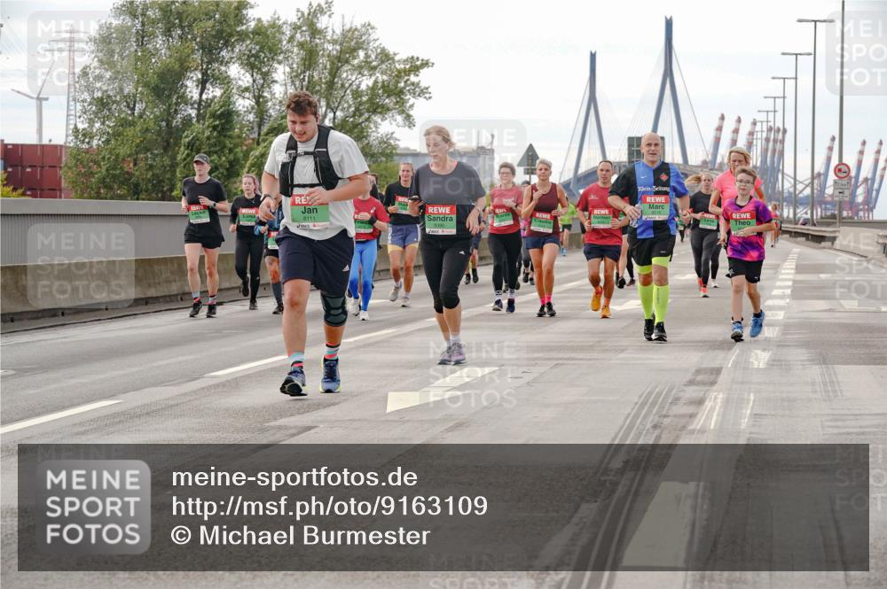 03.10.2025 - Köhlbrandbrückenlauf Michael Burmester http://msf.ph/oto/9163109 03.10.2025 16:09:08 Position 3 8111, 9390, 12 meine-sportfotos.de