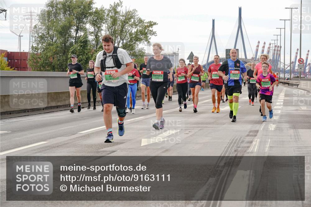 03.10.2025 - Köhlbrandbrückenlauf Michael Burmester http://msf.ph/oto/9163111 03.10.2025 16:09:08 Position 3 8111, 9390, 12 meine-sportfotos.de