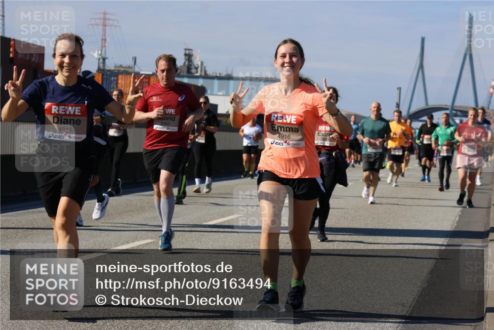 03.10.2025 - Köhlbrandbrückenlauf Strokosch-Dieckow http://msf.ph/oto/9163494 03.10.2025 13:02:48 Position 3 4915, 5483, 4916 meine-sportfotos.de