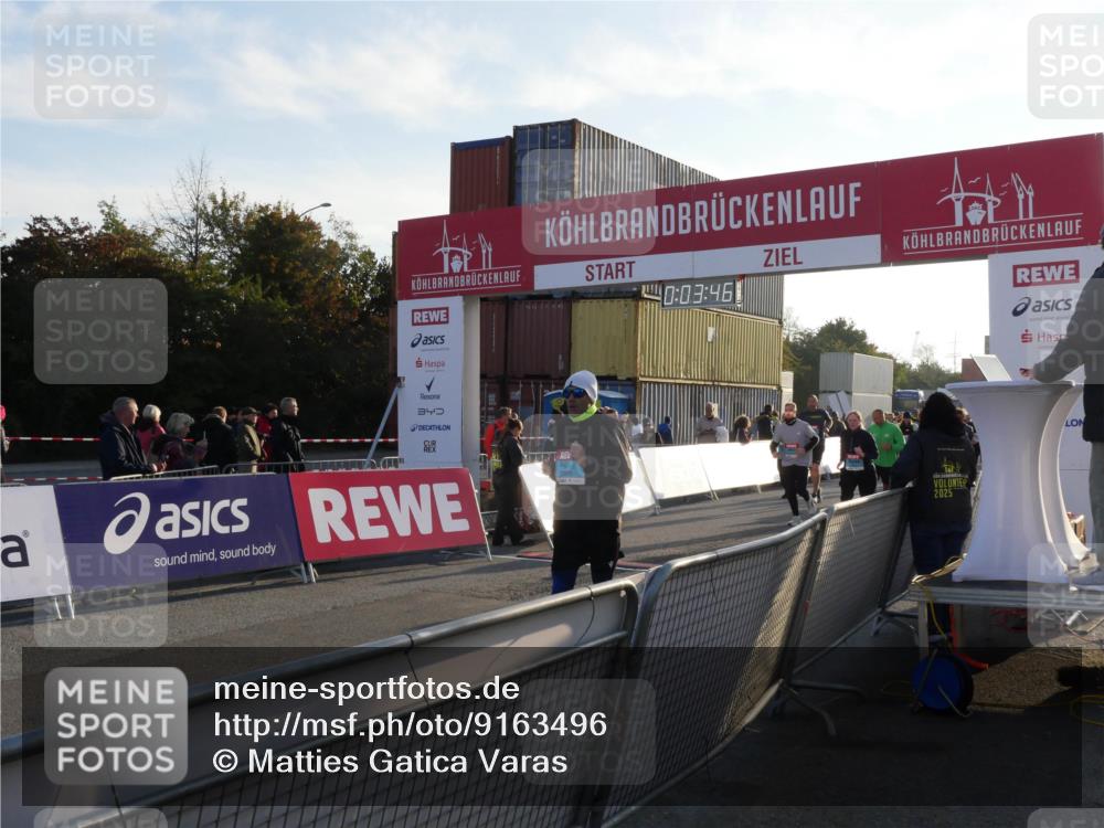 03.10.2025 - Köhlbrandbrückenlauf Matties Gatica Varas http://msf.ph/oto/9163496 03.10.2025 09:03:48 Ziel  meine-sportfotos.de