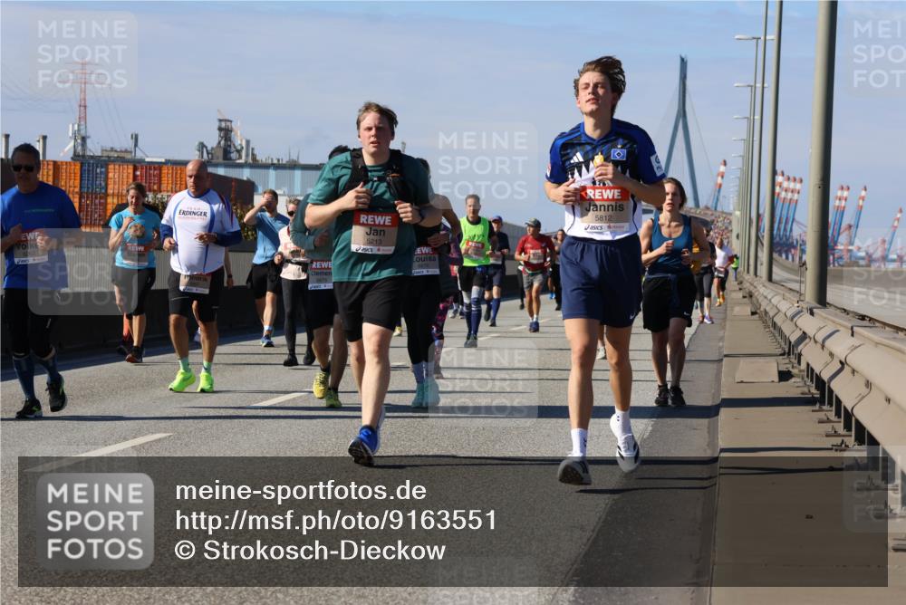 03.10.2025 - Köhlbrandbrückenlauf Strokosch-Dieckow http://msf.ph/oto/9163551 03.10.2025 13:03:04 Position 3 5213, 6675, 5812 meine-sportfotos.de