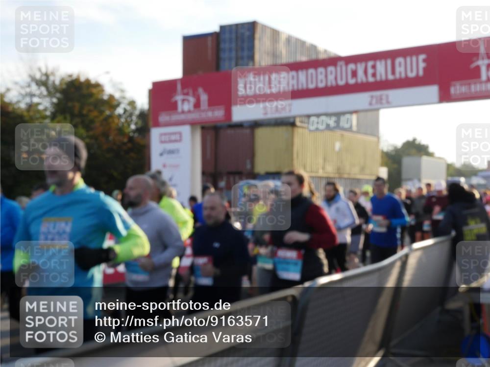 03.10.2025 - Köhlbrandbrückenlauf Matties Gatica Varas http://msf.ph/oto/9163571 03.10.2025 09:04:11 Ziel  meine-sportfotos.de