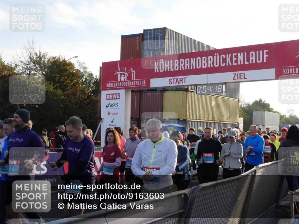 03.10.2025 - Köhlbrandbrückenlauf Matties Gatica Varas http://msf.ph/oto/9163603 03.10.2025 09:04:20 Ziel  meine-sportfotos.de