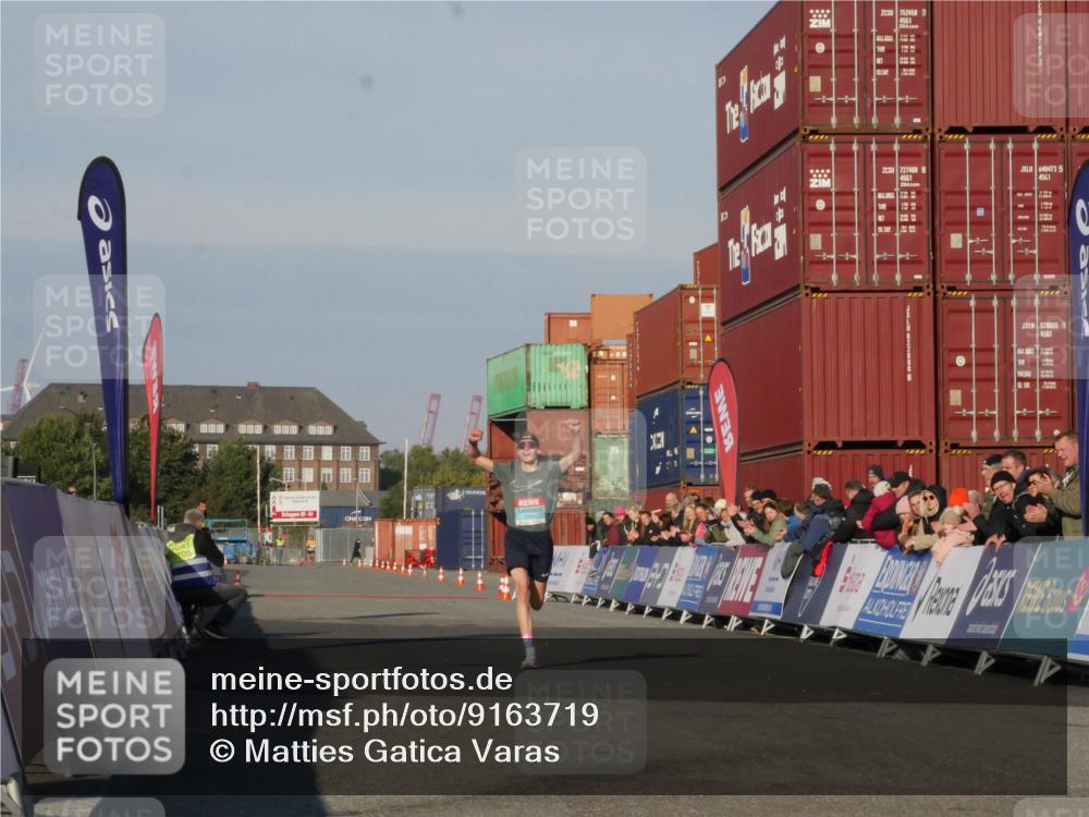 03.10.2025 - Köhlbrandbrückenlauf Matties Gatica Varas http://msf.ph/oto/9163719 03.10.2025 09:44:36 Ziel 1008 meine-sportfotos.de