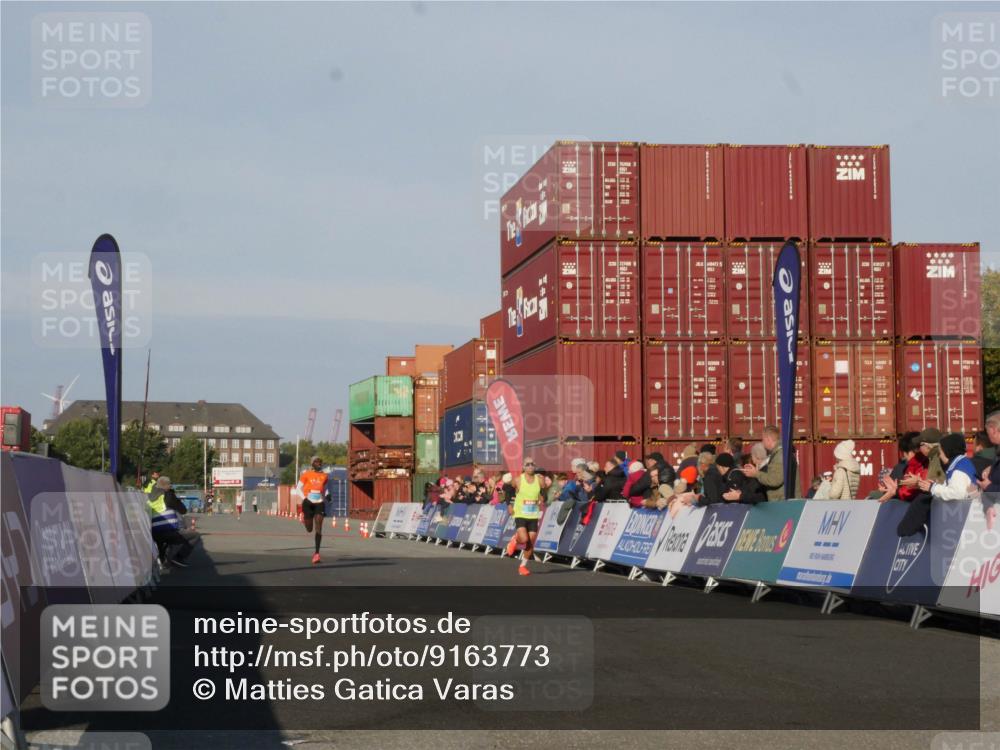 03.10.2025 - Köhlbrandbrückenlauf Matties Gatica Varas http://msf.ph/oto/9163773 03.10.2025 09:46:30 Ziel 3714, 3807 meine-sportfotos.de