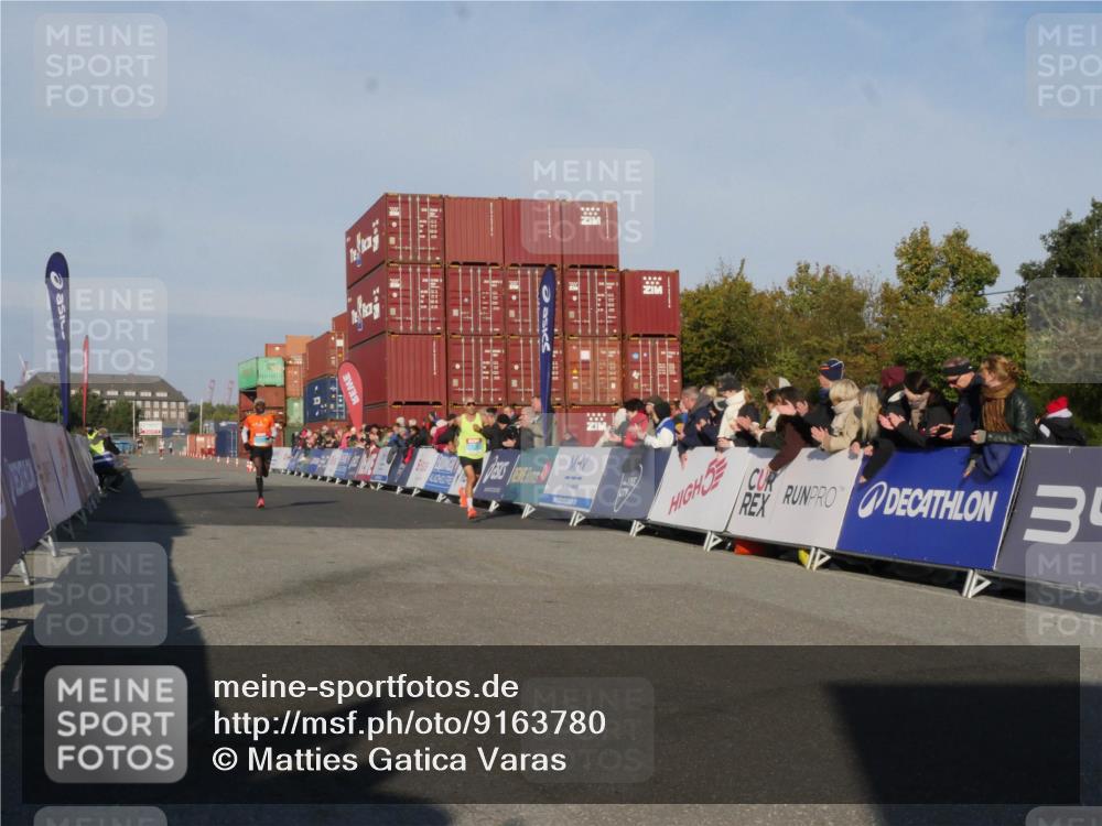 03.10.2025 - Köhlbrandbrückenlauf Matties Gatica Varas http://msf.ph/oto/9163780 03.10.2025 09:46:32 Ziel 3714, 3807 meine-sportfotos.de