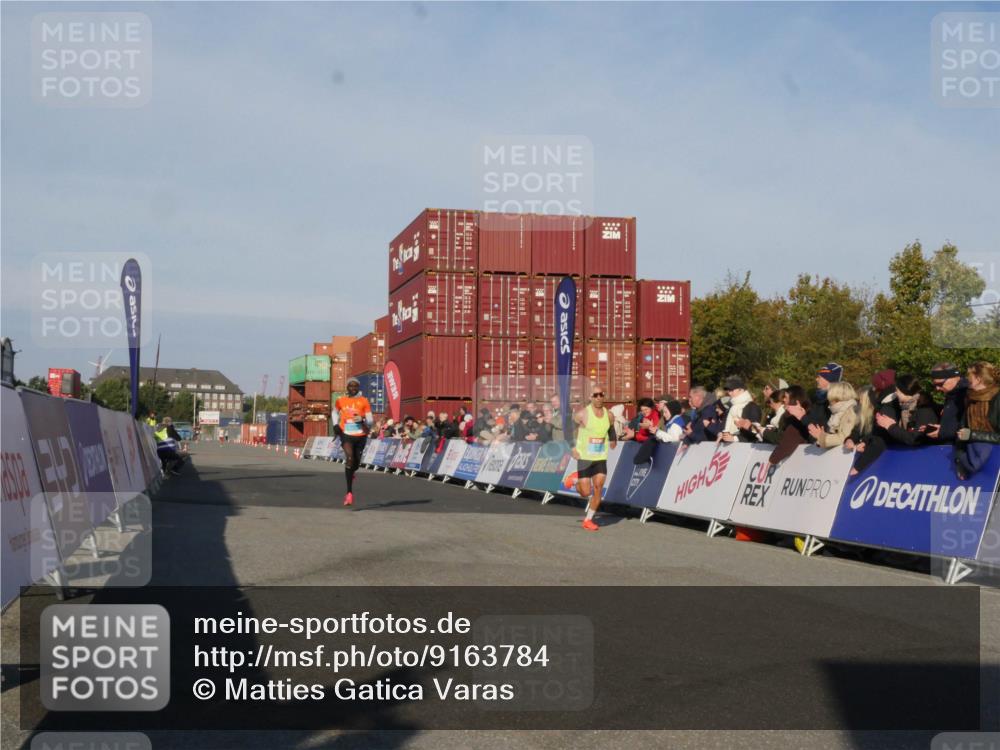 03.10.2025 - Köhlbrandbrückenlauf Matties Gatica Varas http://msf.ph/oto/9163784 03.10.2025 09:46:33 Ziel 3714, 3807 meine-sportfotos.de