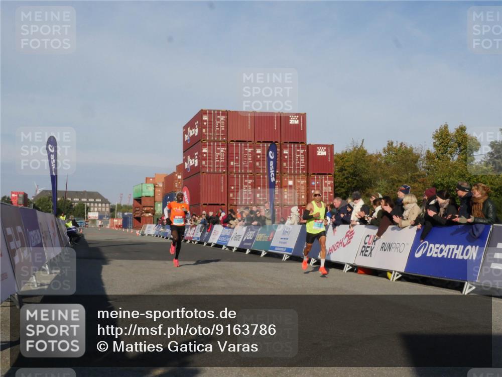 03.10.2025 - Köhlbrandbrückenlauf Matties Gatica Varas http://msf.ph/oto/9163786 03.10.2025 09:46:34 Ziel 3714, 3807 meine-sportfotos.de