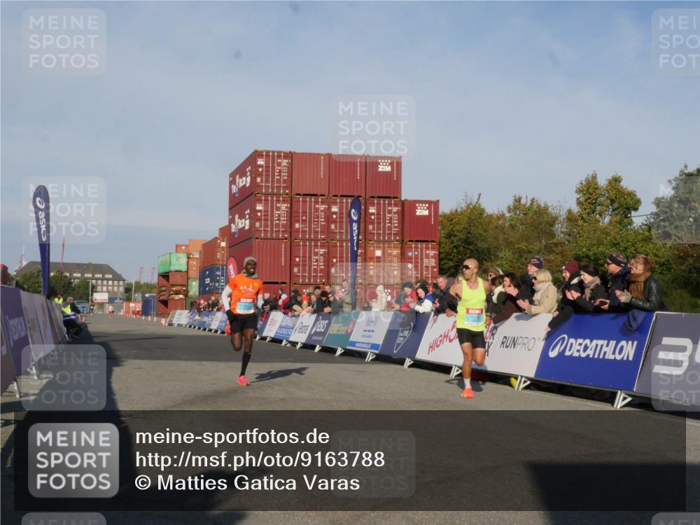 03.10.2025 - Köhlbrandbrückenlauf Matties Gatica Varas http://msf.ph/oto/9163788 03.10.2025 09:46:34 Ziel 3714, 3807 meine-sportfotos.de