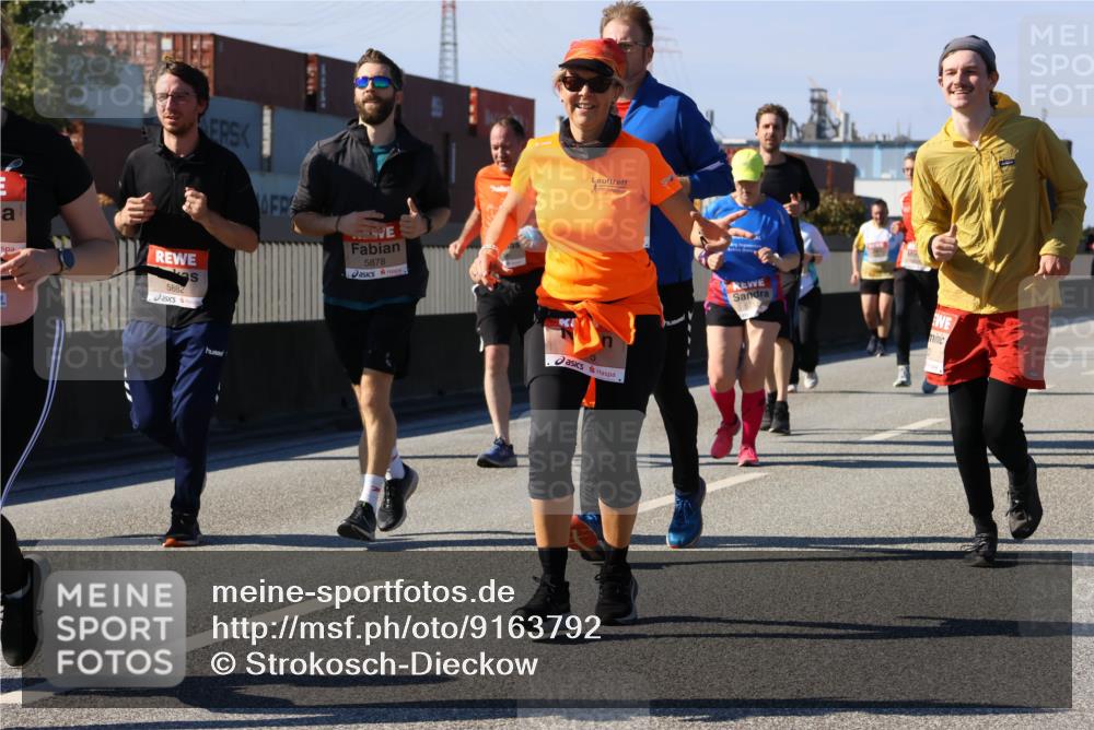 03.10.2025 - Köhlbrandbrückenlauf Strokosch-Dieckow http://msf.ph/oto/9163792 03.10.2025 13:04:39 Position 3 5882, 5878, 3, 180, 57 meine-sportfotos.de