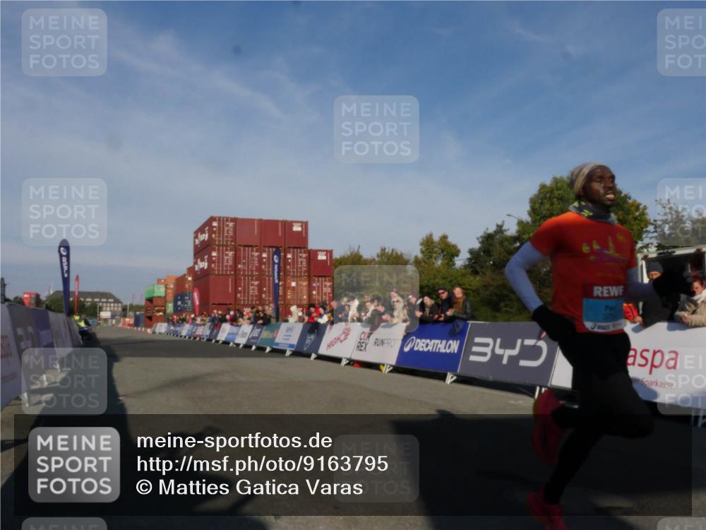 03.10.2025 - Köhlbrandbrückenlauf Matties Gatica Varas http://msf.ph/oto/9163795 03.10.2025 09:46:36 Ziel 3714, 3807 meine-sportfotos.de