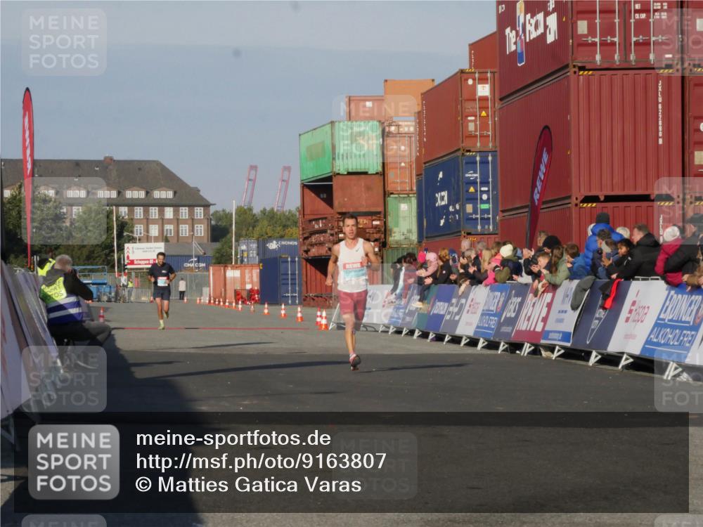 03.10.2025 - Köhlbrandbrückenlauf Matties Gatica Varas http://msf.ph/oto/9163807 03.10.2025 09:46:51 Ziel 1013 meine-sportfotos.de