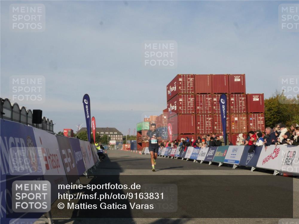 03.10.2025 - Köhlbrandbrückenlauf Matties Gatica Varas http://msf.ph/oto/9163831 03.10.2025 09:47:01 Ziel 3760 meine-sportfotos.de
