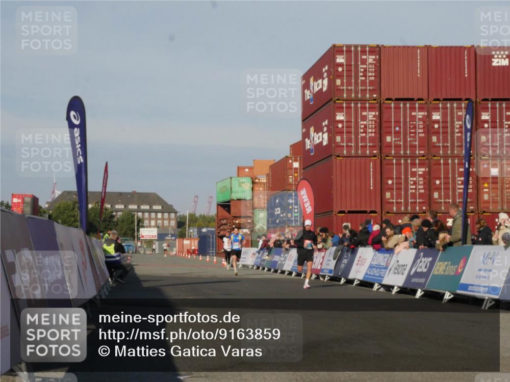 03.10.2025 - Köhlbrandbrückenlauf Matties Gatica Varas http://msf.ph/oto/9163859 03.10.2025 09:47:46 Ziel 1062, 3304, 3336 meine-sportfotos.de