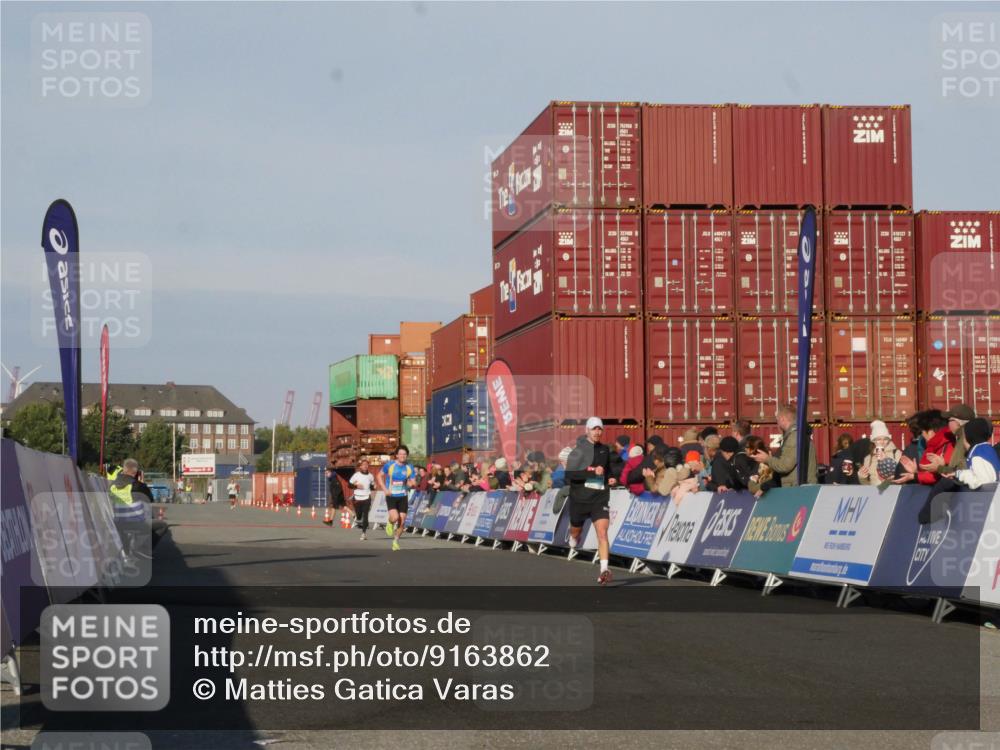 03.10.2025 - Köhlbrandbrückenlauf Matties Gatica Varas http://msf.ph/oto/9163862 03.10.2025 09:47:47 Ziel 1062, 3304, 3336 meine-sportfotos.de