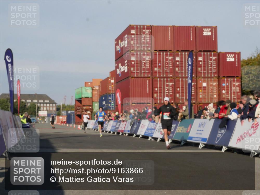 03.10.2025 - Köhlbrandbrückenlauf Matties Gatica Varas http://msf.ph/oto/9163866 03.10.2025 09:47:48 Ziel 1062, 3304, 3336 meine-sportfotos.de
