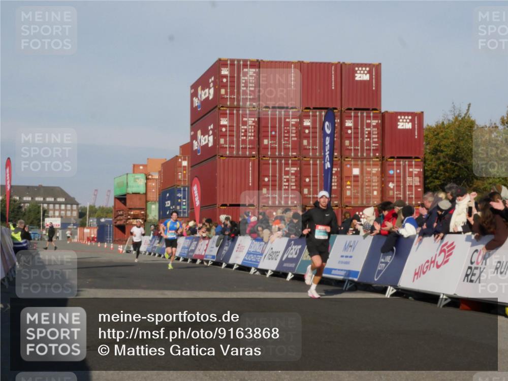 03.10.2025 - Köhlbrandbrückenlauf Matties Gatica Varas http://msf.ph/oto/9163868 03.10.2025 09:47:48 Ziel 1062, 3304, 3336 meine-sportfotos.de