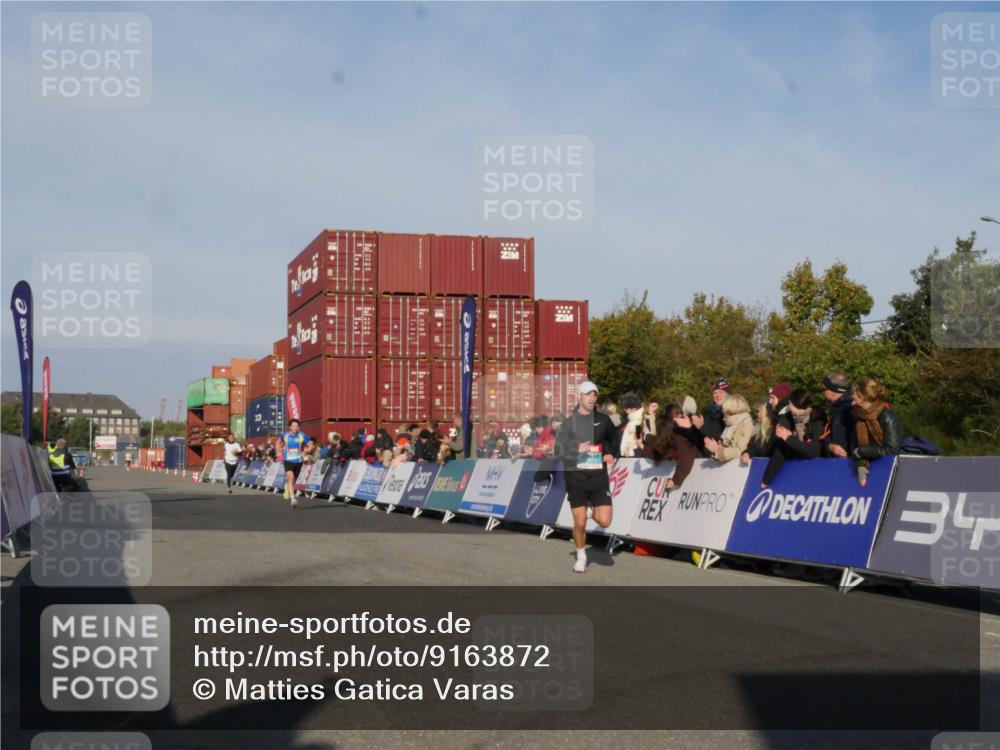 03.10.2025 - Köhlbrandbrückenlauf Matties Gatica Varas http://msf.ph/oto/9163872 03.10.2025 09:47:49 Ziel 1062, 3304, 3336 meine-sportfotos.de