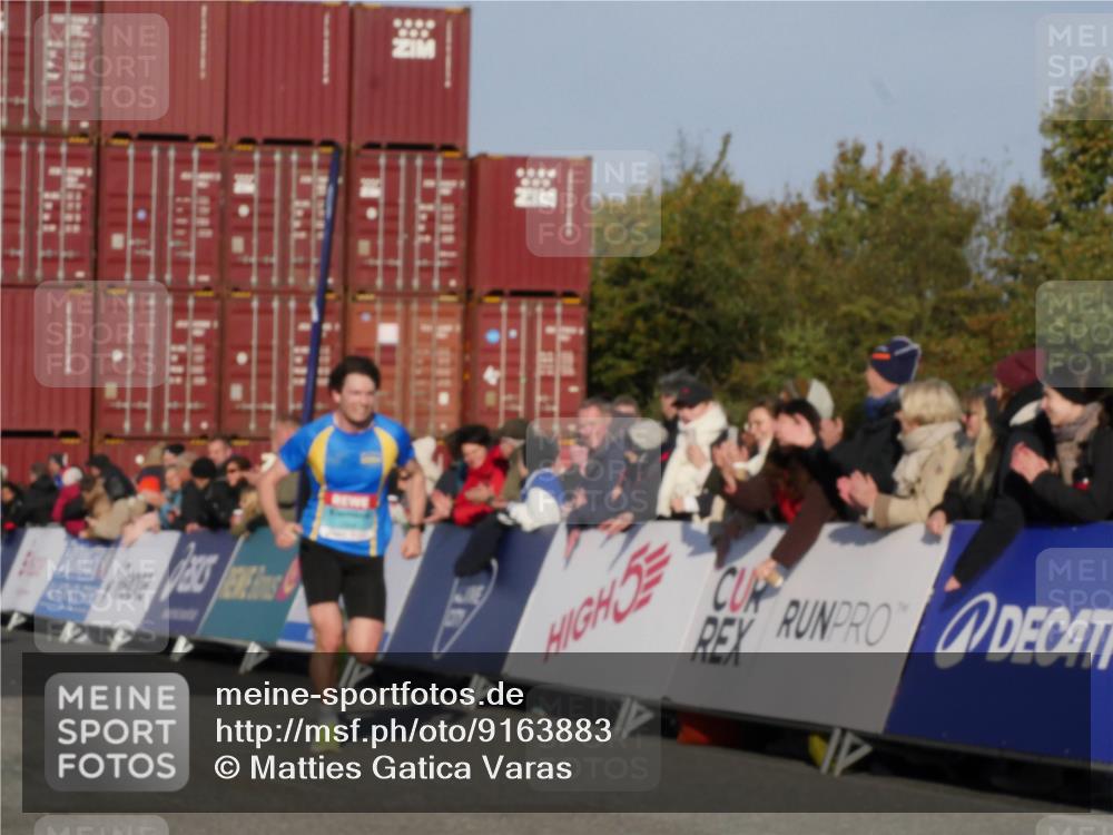 03.10.2025 - Köhlbrandbrückenlauf Matties Gatica Varas http://msf.ph/oto/9163883 03.10.2025 09:47:52 Ziel 1062, 3304, 3336 meine-sportfotos.de