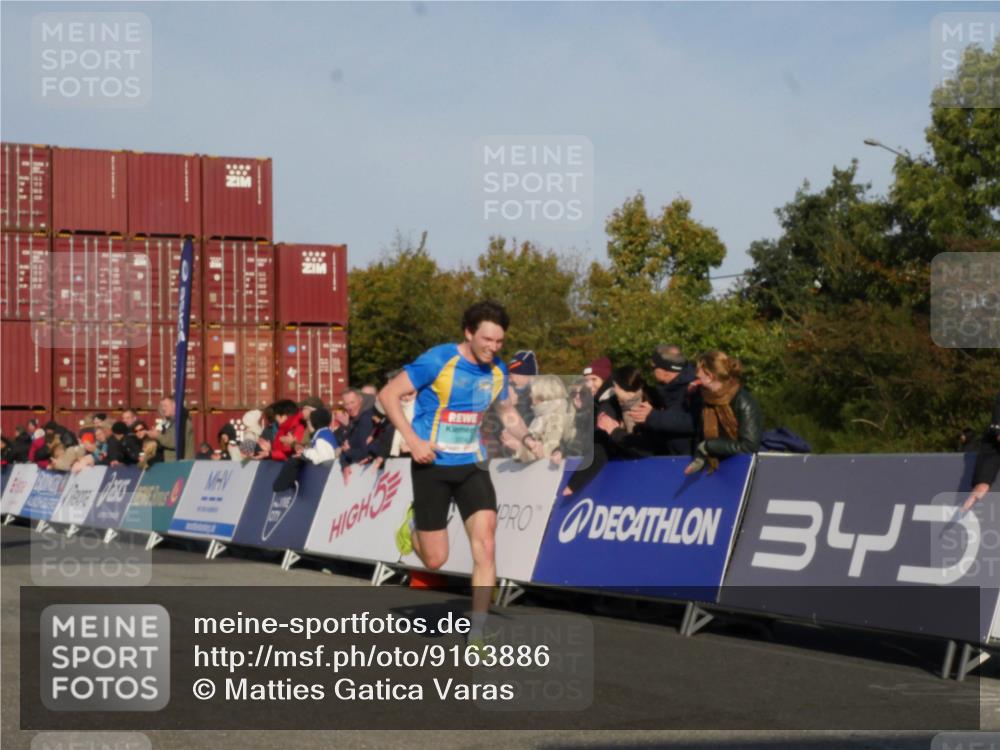 03.10.2025 - Köhlbrandbrückenlauf Matties Gatica Varas http://msf.ph/oto/9163886 03.10.2025 09:47:53 Ziel 3304, 3336 meine-sportfotos.de