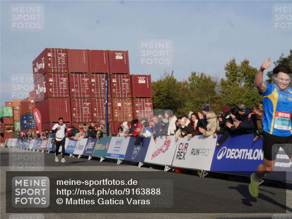 03.10.2025 - Köhlbrandbrückenlauf Matties Gatica Varas http://msf.ph/oto/9163888 03.10.2025 09:47:53 Ziel 3304, 3336 meine-sportfotos.de