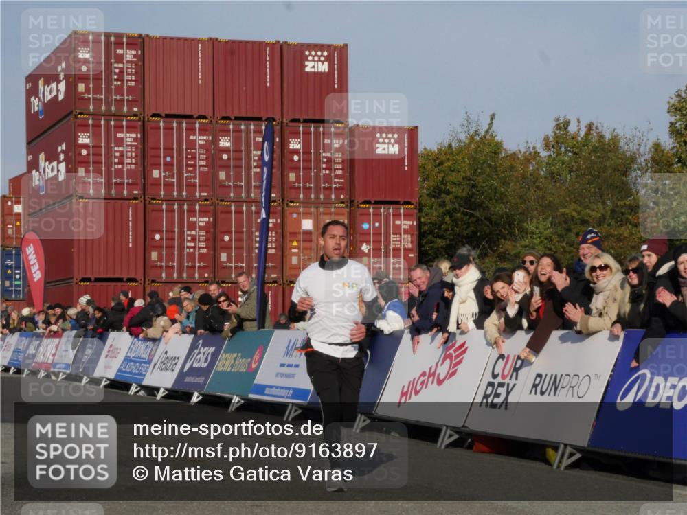 03.10.2025 - Köhlbrandbrückenlauf Matties Gatica Varas http://msf.ph/oto/9163897 03.10.2025 09:47:55 Ziel 3304, 3336 meine-sportfotos.de
