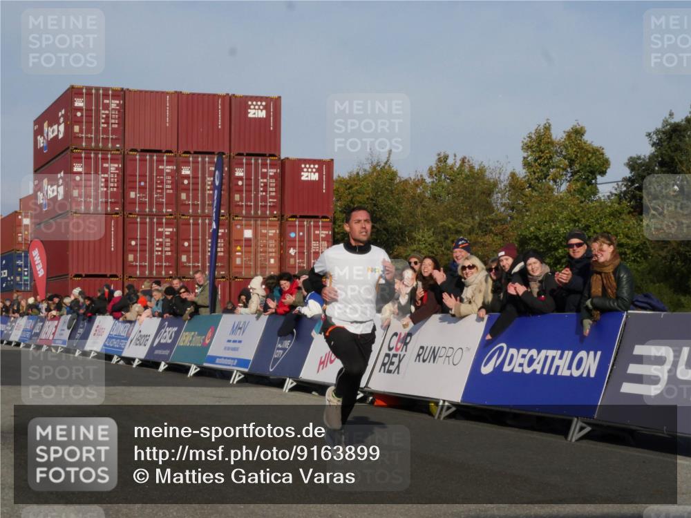 03.10.2025 - Köhlbrandbrückenlauf Matties Gatica Varas http://msf.ph/oto/9163899 03.10.2025 09:47:55 Ziel 3304, 3336 meine-sportfotos.de