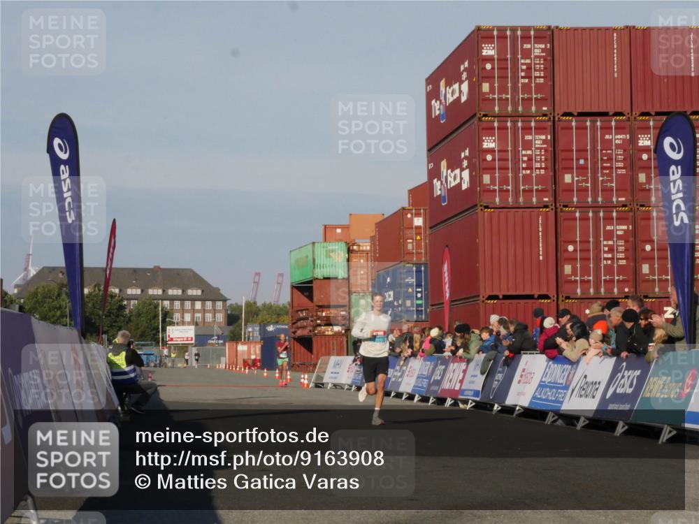 03.10.2025 - Köhlbrandbrückenlauf Matties Gatica Varas http://msf.ph/oto/9163908 03.10.2025 09:48:13 Ziel 3209 meine-sportfotos.de