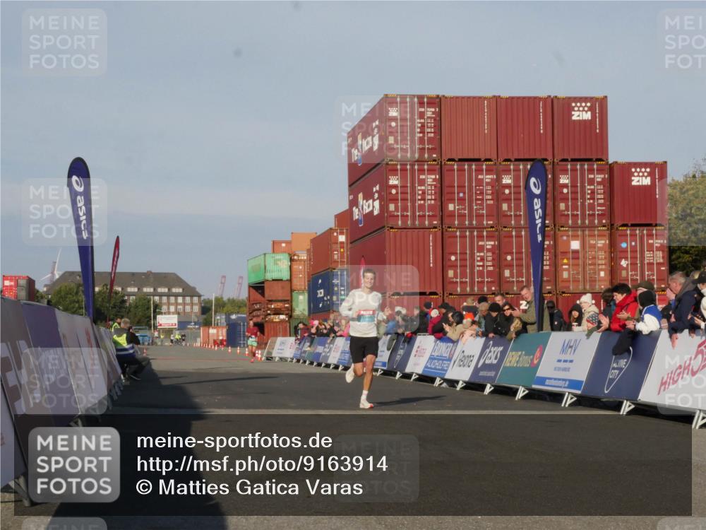 03.10.2025 - Köhlbrandbrückenlauf Matties Gatica Varas http://msf.ph/oto/9163914 03.10.2025 09:48:15 Ziel 3209 meine-sportfotos.de