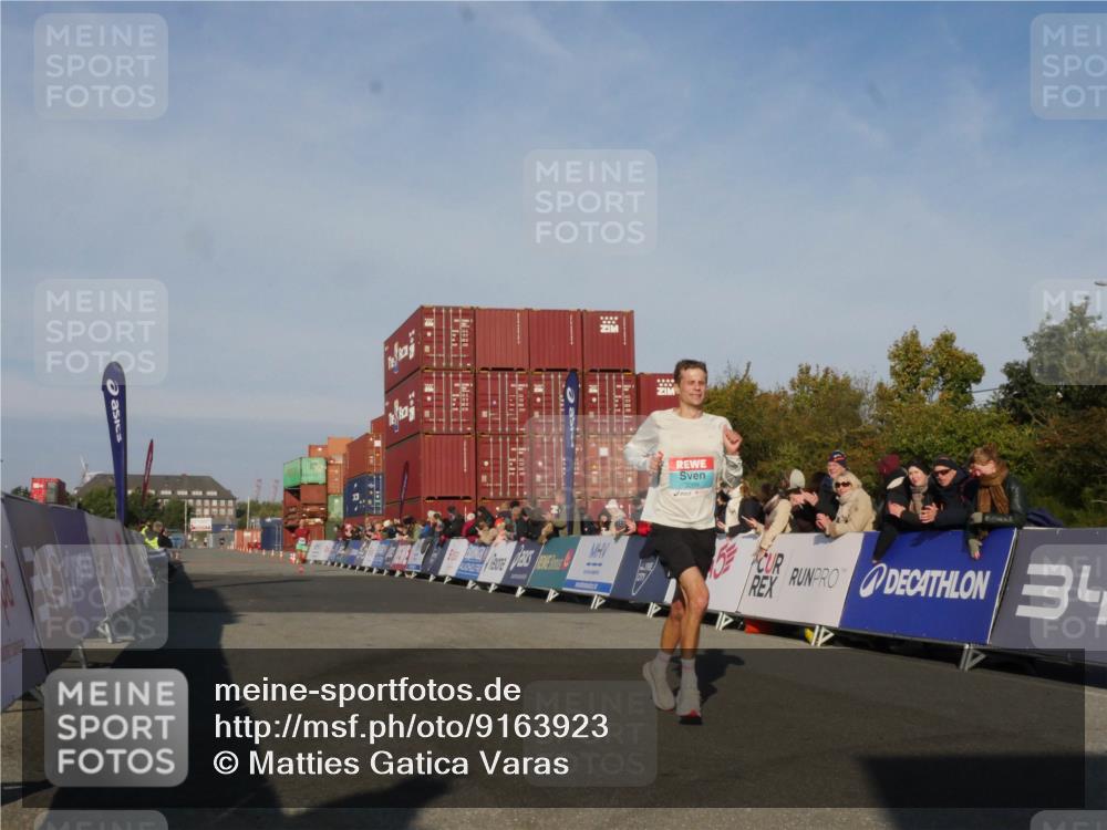 03.10.2025 - Köhlbrandbrückenlauf Matties Gatica Varas http://msf.ph/oto/9163923 03.10.2025 09:48:17 Ziel 3209 meine-sportfotos.de