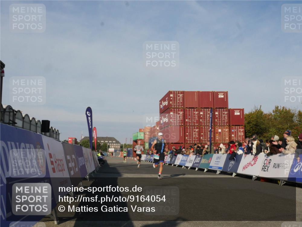 03.10.2025 - Köhlbrandbrückenlauf Matties Gatica Varas http://msf.ph/oto/9164054 03.10.2025 09:50:25 Ziel 1174, 2702, 3463 meine-sportfotos.de