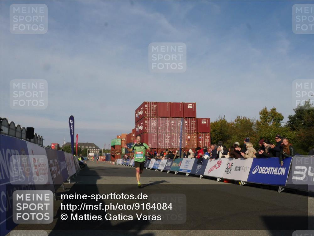 03.10.2025 - Köhlbrandbrückenlauf Matties Gatica Varas http://msf.ph/oto/9164084 03.10.2025 09:50:33 Ziel 2702 meine-sportfotos.de