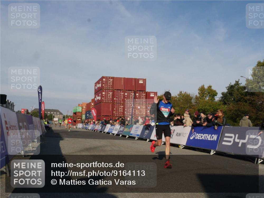 03.10.2025 - Köhlbrandbrückenlauf Matties Gatica Varas http://msf.ph/oto/9164113 03.10.2025 09:50:51 Ziel 1011, 1044, 2701 meine-sportfotos.de