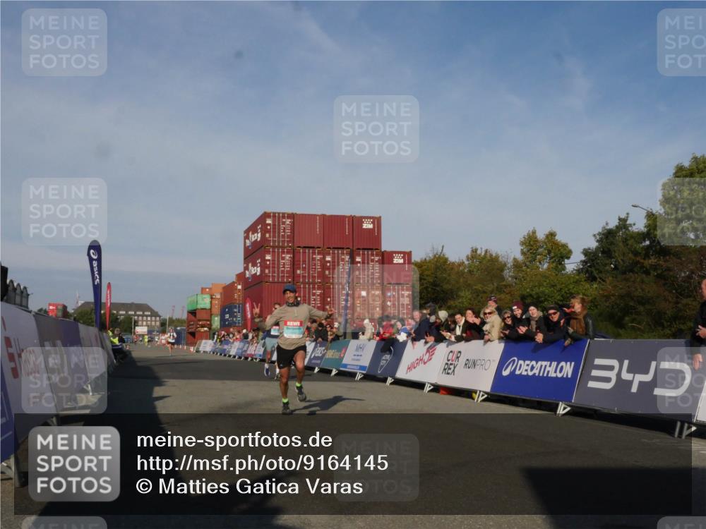 03.10.2025 - Köhlbrandbrückenlauf Matties Gatica Varas http://msf.ph/oto/9164145 03.10.2025 09:51:01 Ziel 1007, 1017, 1044, 2701, 3153 meine-sportfotos.de