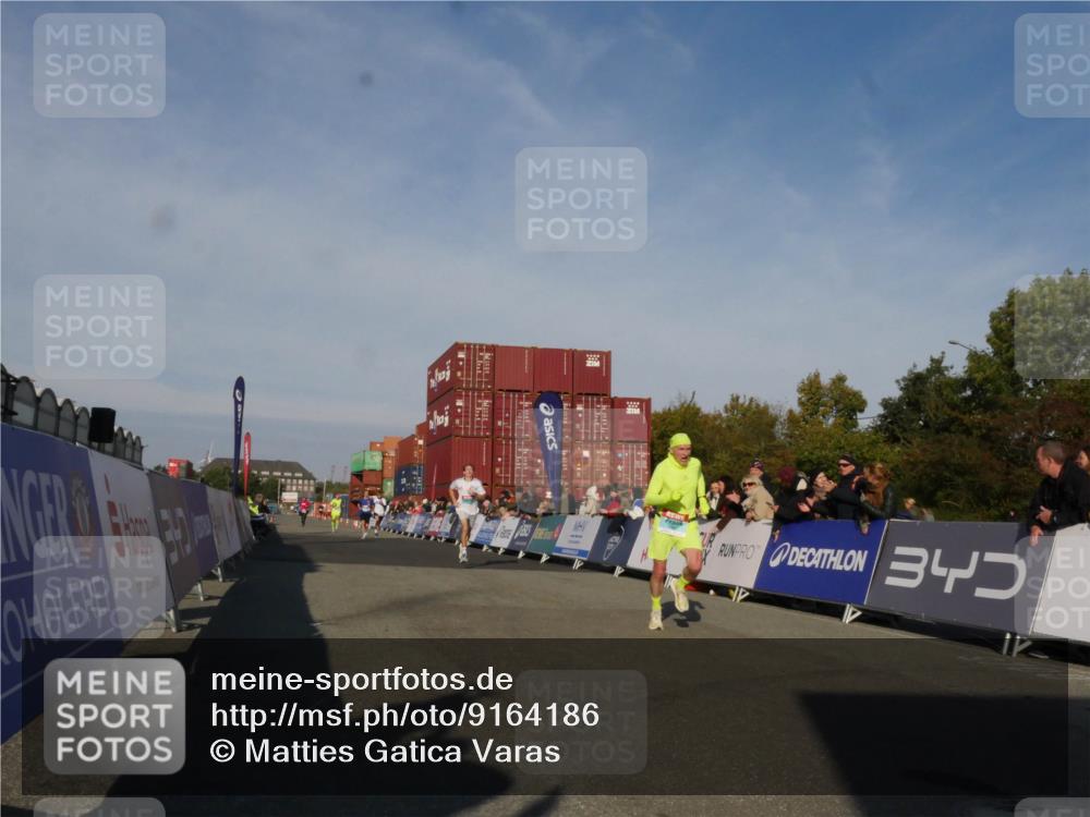 03.10.2025 - Köhlbrandbrückenlauf Matties Gatica Varas http://msf.ph/oto/9164186 03.10.2025 09:51:20 Ziel 1032, 3082, 3154, 3460, 3740 meine-sportfotos.de