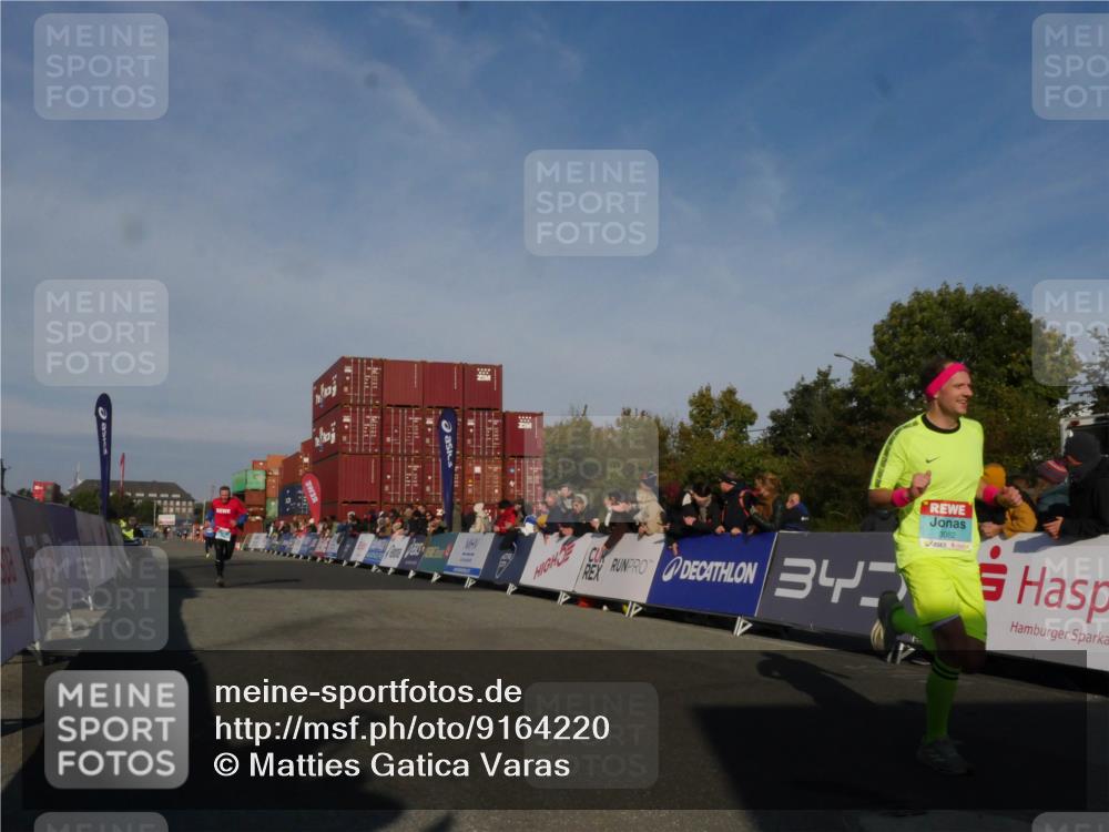 03.10.2025 - Köhlbrandbrückenlauf Matties Gatica Varas http://msf.ph/oto/9164220 03.10.2025 09:51:30 Ziel 1032, 1057, 3082, 3401, 3740 meine-sportfotos.de