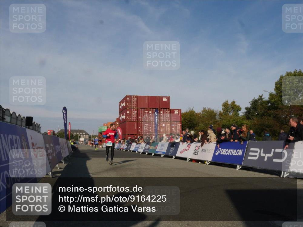 03.10.2025 - Köhlbrandbrückenlauf Matties Gatica Varas http://msf.ph/oto/9164225 03.10.2025 09:51:32 Ziel 1032, 1057, 3082, 3401 meine-sportfotos.de