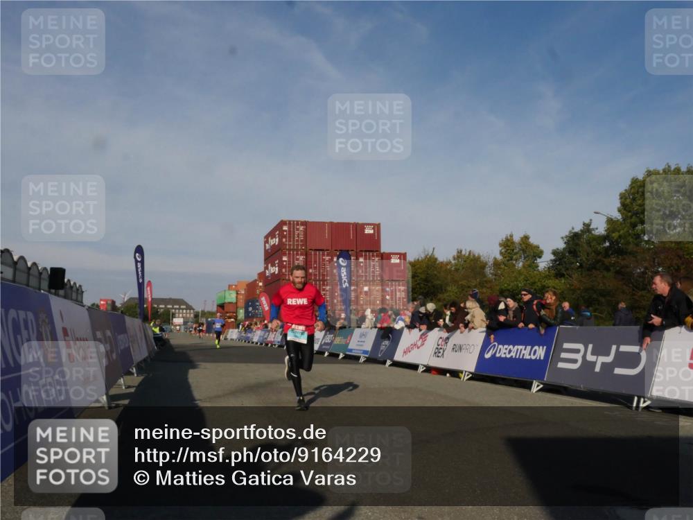 03.10.2025 - Köhlbrandbrückenlauf Matties Gatica Varas http://msf.ph/oto/9164229 03.10.2025 09:51:33 Ziel 1057, 3401 meine-sportfotos.de