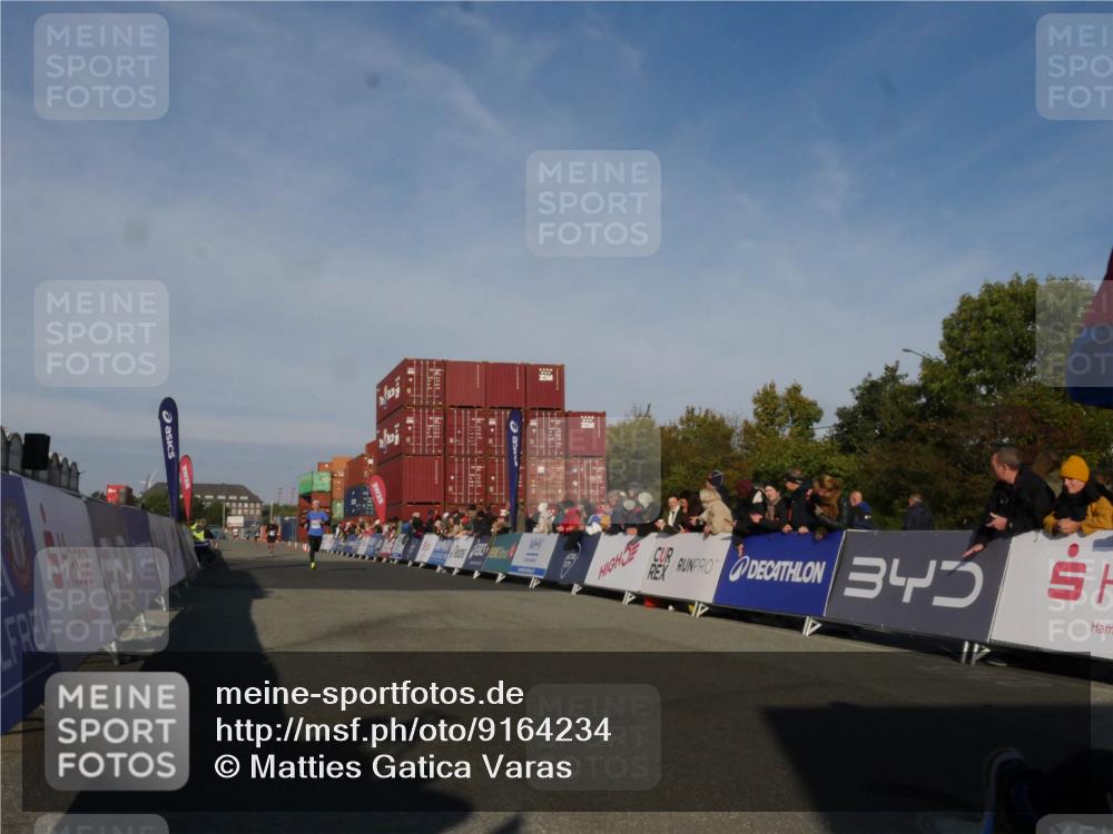 03.10.2025 - Köhlbrandbrückenlauf Matties Gatica Varas http://msf.ph/oto/9164234 03.10.2025 09:51:34 Ziel 1057, 3401 meine-sportfotos.de